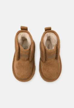Ugg Accessible Neumel Ez-Fit Unisex - Korte Laarzen - Chestnut -Kinder Schoenen Winkel 15d0b0b00b8d4815b6c19de1424237ce scaled