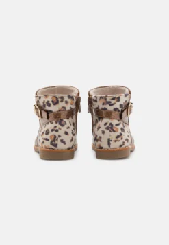 Friboo Korte Laarzen - Brown 8 Friboo Korte Laarzen - Brown -Kinder Schoenen Winkel 84266e39db364c2aae89b6aef8fd3e90 scaled