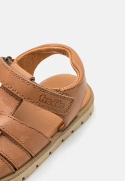 Froddo Keko Unisex - Sandalen - Brown 11 Froddo Keko Unisex - Sandalen - Brown -Kinder Schoenen Winkel bc3569a9a6b642ecb912b88e8aae86ee scaled